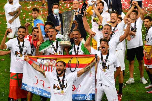 FOOTBALL : Seville FC vs Inter Milan - Ligue Europa - Finale - 21 08 2020 Players of Sevilla FC celebrate with the UEFA Europa League Trophy following victory in the UEFA Europa League Final between Seville and FC Internazionale at RheinEnergieStadion on August 21, 2020 in Cologne, Germany. Cologne RheinEnergieStadion Angleterre