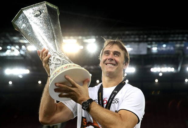 FOOTBALL : Seville FC vs Inter Milan - Ligue Europa - Finale - 21 08 2020 Julen Lopetegui, Head Coach of Sevilla celebrates with the UEFA Europa League Trophy following his team s victory in during the UEFA Europa League Final between Seville and FC Internazionale at RheinEnergieStadion on August 21, 2020 in Cologne, Germany. Cologne RheinEnergieStadion Angleterre