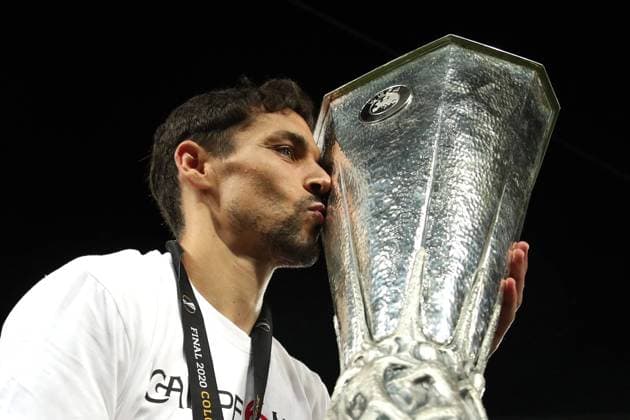 (SP)GERMANY-COLOGNE-UEFA-EUROPA LEAGUE-FINAL-INTER MILAN VS SEVILLA (200822) -- COLOGNE, Aug. 22, 2020 (Xinhua) -- Jesus Navas of Sevilla kisses the UEFA Europa League trophy after the team s victory in the UEFA Europa League final between FC Inter and Sevilla FC in Cologne, Germany, Aug. 21, 2020. FOR EDITORIAL USE ONLY. NOT FOR SALE FOR MARKETING OR ADVERTISING CAMPAIGNS. (Alexander Hassenstein UEFA Handout via Xinhua Pool) Cologne