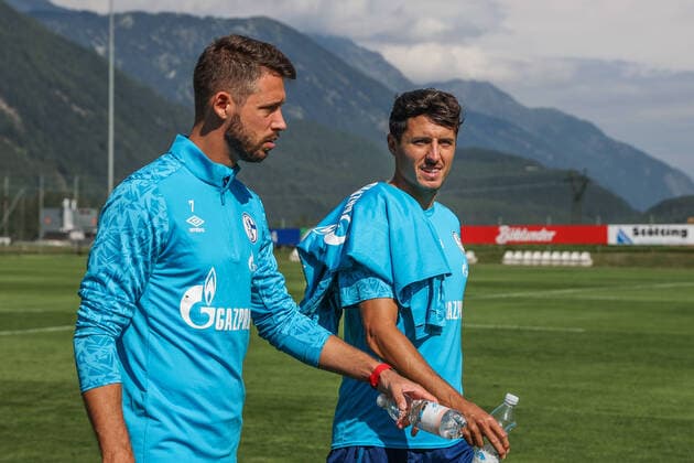 22.08.2020, Fussball, Saison 2020 2021, Trainingslager FC Schalke 04 in Längenfeld Österreich, v. l. Mark Uth (FC Schalke 04), Alessandro Schöpf (FC Schalke 04) Längenfeld Österreich xRHR-FOTO TRx