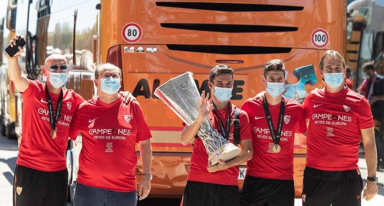 Bilder des Jahres 2020, Sport 08 August Sport Themen der Woche KW34 Sport Bilder des Tages Sevilla FC s head coach Julen Lopetegui (R), Captain Jesus Navas (C) and teammate Escudero (2-R), the club s Sports Director Monchi (L) and Sevilla FC s President Jose Castro (2-L) pose with their UEFA Europa League trophy upon arrival at the Airport in Sevilla, southern Spain, 22 August 2020. Sevilla FC defeated Inter Milan on the eve on their UEFA Europa League final match played in Germany. Sevilla FC s arrival with UEFA Europa League trophy !ACHTUNG: NUR REDAKTIONELLE NUTZUNG!  Copyright: xJosexManuelxVidalx GRAF4372 20200822-637337101310682236