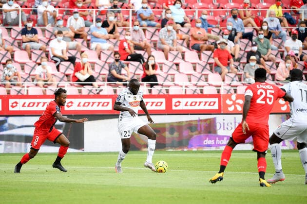 22 SADA THIOUB (SCO) - 03 GLODY NGONDA (DIJ) FOOTBALL : Dijon vs Angers - Ligue 1 Uber Eats - 22 08 2020 FEP Panoramic 