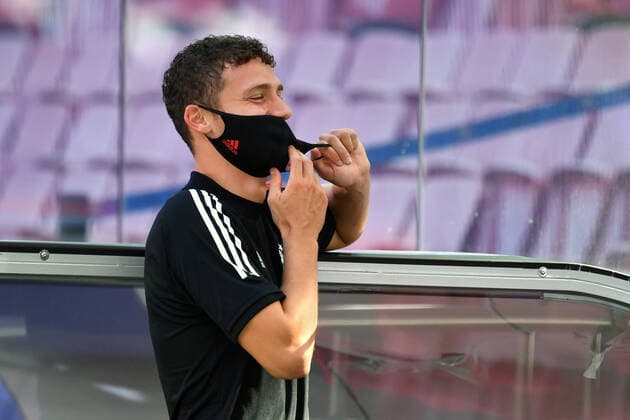 ABSCHLUSSTRAINING -Fussball Champions League Finale Paris St. Germain - Bayern Muenchen Benjamin PAVARD (Bayern Muenchen) mit Mundschutz,Maske. Abschlusstraining am 22.08.2020 Fussball Champions League, Finale, FC Bayern Muenchen (M) - Paris St. Germain (PSG), am 23.08.2020 im Estadio da Luz in Lissabon Portugal. FOTO: Frank Hoermann SVEN SIMON Pool NO use of any use photographs as image sequences and or quasi-video Editorial Use ONLY National and International News Agencies OUT Lissabon Estadio da Luz Portugal