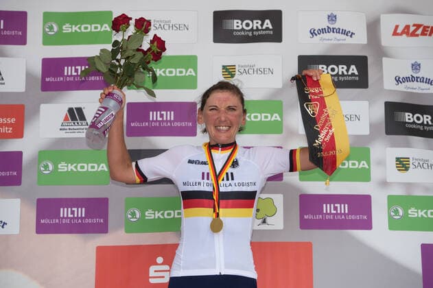 Bilder des Jahres 2020, Sport 08 August Sport Themen der Woche KW34 Sport Bilder des Tages Lisa Brennauer (GER CERATIZIT-WNT Pro Cycling Team) gewinnt erneut am Sachsenring den Titel bei den Deutschen Radsport-Meisterschaften der Frauen - Podium - Siegerehrung - Ehrung - Auszeichnung - Zeremonie - Zelebrierung - Ceremony - Jubel - Freude - Luck - Emotion - Emotionen - Mimik - Mimic - Gestik - Gestic - Querformat - quer - horizontal - Event Veranstaltung: Deutsche Meisterschaften - Strassenrennen - Elite Frauen - Sachsenring to nach Sachsenring 98.0 km (28 Runden a 3.5 km) - Ort Location: Sachsenring Rennstrecke - Region: Sachsen - Land Country: Deutschland Germany - Datum Date: 23.08.2020 *** Lisa Brennauer GER CERATIZIT WNT Pro Cycling Team wins again at the Sachsenring the title at the German Cycling Championships Women Podium Award Ceremony Celebration Ceremony Joy Luck Emotion Emotions Mimic Mimic Gesture Gestic Landscape Landscape horizontal Event Event Event German Championships Road Racing Elite Women Sachsenring to nach Sachsenring 98 0 km 28 laps a 3 5 km Location Location Sachsenring Race Track Region Saxony Country Germany Date Date 23 08 2020 Stiehl Photography