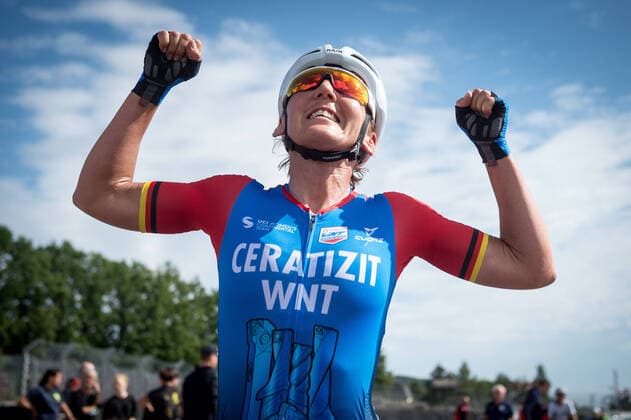 Lisa Brennauer (GER CERATIZIT-WNT Pro Cycling Team) gewinnt erneut am Sachsenring den Titel bei den Deutschen Radsport-Meisterschaften der Frauen - hier beim Jubel nach der Ziellinie - Freude - Luck - Emotion - Emotionen - Mimik - Mimic - Gestik - Gestic - Querformat - quer - horizontal - Event Veranstaltung: Deutsche Meisterschaften - Strassenrennen - Elite Frauen - Sachsenring to nach Sachsenring 98.0 km (28 Runden a 3.5 km) - Ort Location: Sachsenring Rennstrecke - Region: Sachsen - Land Country: Deutschland Germany - Datum Date: 23.08.2020
