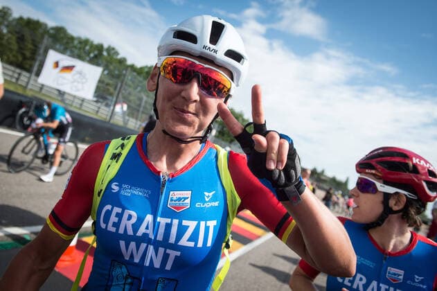 Lisa Brennauer (GER CERATIZIT-WNT Pro Cycling Team) gewinnt erneut am Sachsenring den Titel bei den Deutschen Radsport-Meisterschaften der Frauen - hier beim Jubel nach der Ziellinie - Freude - Luck - Emotion - Emotionen - Mimik - Mimic - Gestik - Gestic - Querformat - quer - horizontal - Event Veranstaltung: Deutsche Meisterschaften - Strassenrennen - Elite Frauen - Sachsenring to nach Sachsenring 98.0 km (28 Runden a 3.5 km) - Ort Location: Sachsenring Rennstrecke - Region: Sachsen - Land Country: Deutschland Germany - Datum Date: 23.08.2020