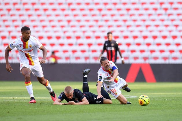 09 KASPER DOLBERG (NICE) - 18 YANNICK CAHUZAC (LENS) - 04 LOIC BADE (LENS) - FAUTE - CHUTE FOOTBALL : Nice vs Lens - Ligue 1 Uber Eats - 23 08 2020 FEP Panoramic 