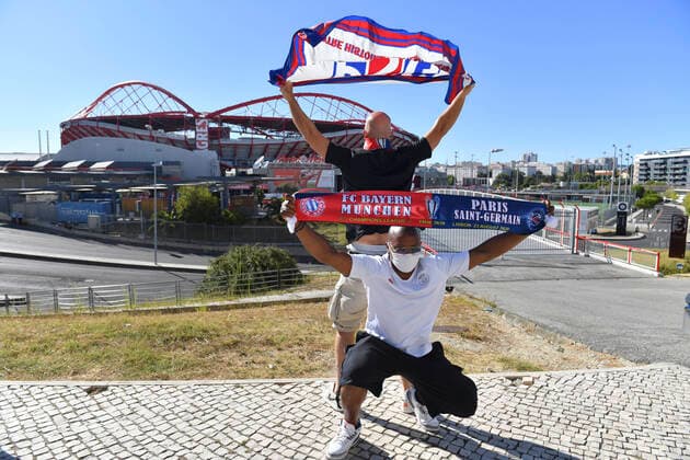 Fussball Champions League Finale Paris St. Germain - Bayern Muenchen Fans vor dem Stadion Estadio da Luz Fussball Champions League, Finale, FC Bayern Muenchen (M) - Paris St. Germain (PSG), am 23.08.2020 im Estadio da Luz in Lissabon Portugal. FOTO: Frank Hoermann SVEN SIMON Pool NO use of any use photographs as image sequences and or quasi-video Editorial Use ONLY National and International News Agencies OUT Lissabon Estadio da Luz Portugal