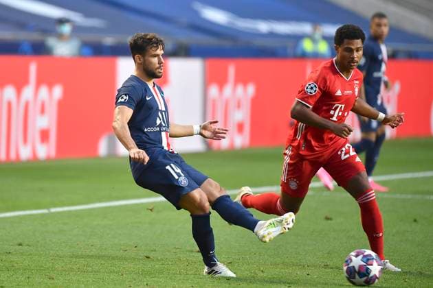 Fussball Champions League Finale Paris St. Germain - Bayern Muenchen Serge GNABRY r. (M) im Duell gegen Juan BERNAT (PSG), Fussball Champions League, Finale, FC Bayern Muenchen (M) - Paris St. Germain (PSG), am 23.08.2020 im Estadio da Luz in Lissabon Portugal. FOTO: Frank Hoermann SVEN SIMON Pool NO use of any use photographs as image sequences and or quasi-video Editorial Use ONLY National and International News Agencies OUT Lissabon Estadio da Luz Portugal