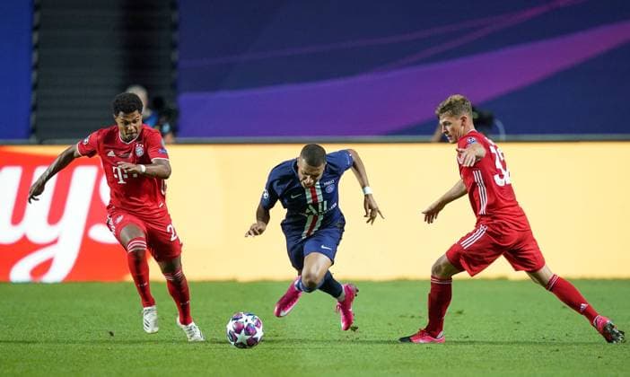 Final Football UEFA Champions League FC BAYERN MUENCHEN - PARIS ST. GERMAIN (PSG) Lisbon, Lissabon, Portugal, 23rd August 2020. Serge Gnabry (Muenchen), Kylian Mbappe (PSG), Joshua Kimmich (Muenchen) in the final match UEFA Champions League, final tournament FC BAYERN MUENCHEN - PARIS ST. GERMAIN (PSG) in season 2019 2020, FCB, Photographer: Peter Schatz Pool - UEFA REGULATIONS PROHIBIT ANY USE OF PHOTOGRAPHS as IMAGE SEQUENCES and or QUASI-VIDEO - National and international News-Agencies OUT Editorial Use ONLY Lisbon Estadio da Luz de Benfica Portugal