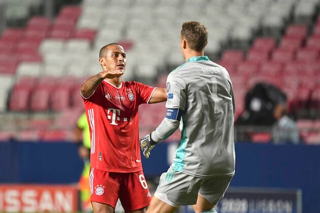Fussball Champions League Finale Paris St. Germain - Bayern Muenchen Jubel THIAGO (M) und Torwart Manuel NEUER (M) nach dem Tor zum 1:0 Fussball Champions League, Finale, Paris St. Germain (PSG) - FC Bayern Muenchen (M), am 23.08.2020 im Estadio da Luz in Lissabon Portugal. FOTO: Frank Hoermann SVEN SIMON Pool NO use of any use photographs as image sequences and or quasi-video Editorial Use ONLY National and International News Agencies OUT Lissabon Estadio da Luz Portugal