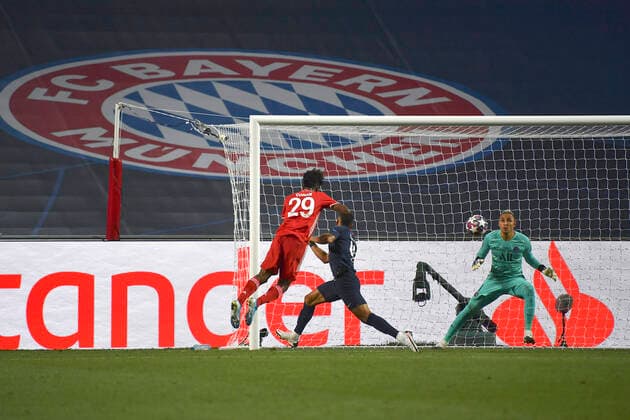 Fussball Champions League Finale Paris St. Germain - Bayern Muenchen Kingsley COMAN l. (M) koepft das Tor zum 0:1, gegen Torwart Keylor NAVAS r. (PSG) und Thilo KEHRER (PSG), Fussball Champions League, Finale, Paris St. Germain (PSG) - FC Bayern Muenchen (M), am 23.08.2020 im Estadio da Luz in Lissabon Portugal. FOTO: Frank Hoermann SVEN SIMON Pool NO use of any use photographs as image sequences and or quasi-video Editorial Use ONLY National and International News Agencies OUT Lissabon Estadio da Luz Portugal