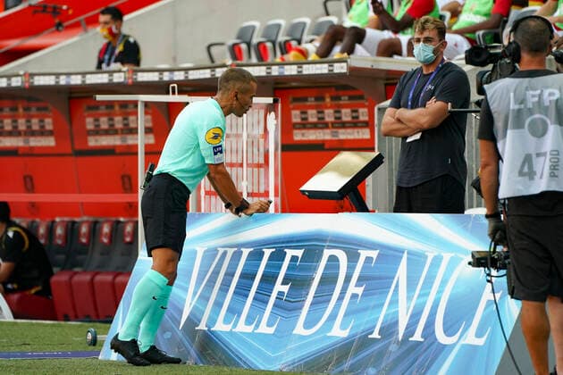 Jerome Miguelgorry (arbitre) - VAR FOOTBALL : OGC Nice vs Lens - Ligue 1 Uber eats - Nice - 23 08 2020 NorbertScanella PanoramiC 