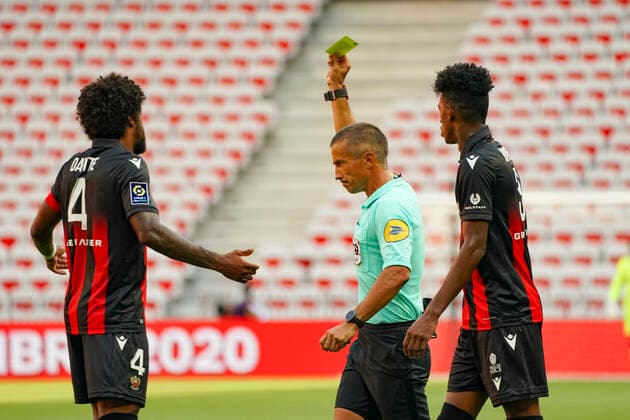 Jerome Miguelgorry (arbitre) - Dante - Bambu (OGC Nice) - Carton jaune FOOTBALL : OGC Nice vs Lens - Ligue 1 Uber eats - Nice - 23 08 2020 NorbertScanella PanoramiC 