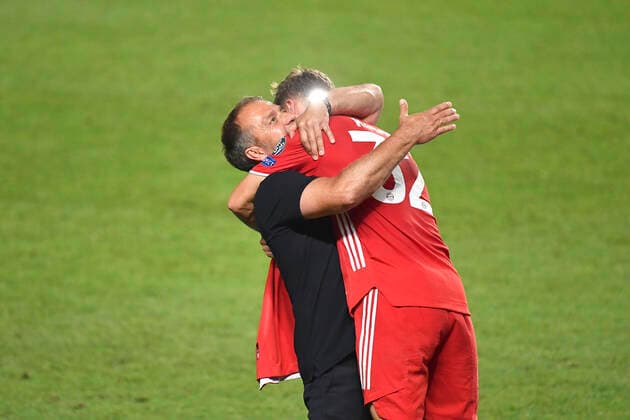 Fussball Champions League Finale Paris St. Germain - Bayern Muenchen Schlussjubel M, Trainer Hans-Dieter Hansi FLICK (M) mit Joshua KIMMICH (M) Fussball Champions League, Finale, Paris St. Germain (PSG) - FC Bayern Muenchen (M), am 23.08.2020 im Estadio da Luz in Lissabon Portugal. FOTO: Frank Hoermann SVEN SIMON Pool NO use of any use photographs as image sequences and or quasi-video Editorial Use ONLY National and International News Agencies OUT Lissabon Estadio da Luz Portugal