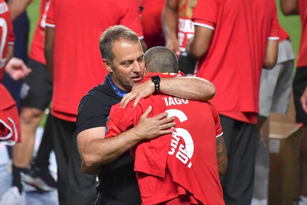 Fussball Champions League Finale Paris St. Germain - Bayern Muenchen Siegerehrung, Trainer Hans-Dieter Hansi FLICK (M) umarmt THIAGO (M) Fussball Champions League, Finale, Paris St. Germain (PSG) - FC Bayern Muenchen (M), am 23.08.2020 im Estadio da Luz in Lissabon Portugal. FOTO: Frank Hoermann SVEN SIMON Pool NO use of any use photographs as image sequences and or quasi-video Editorial Use ONLY National and International News Agencies OUT Lissabon Estadio da Luz Portugal