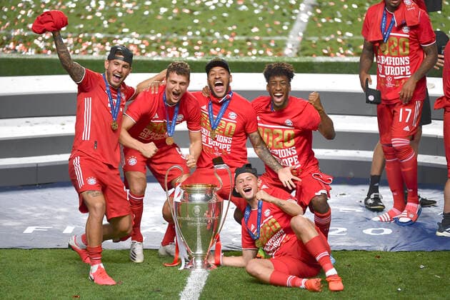 Fussball Champions League Finale Paris St. Germain - Bayern Muenchen Siegerehrung, v.l. Lucas HERNANDEZ (M), Benjamin PAVARD (M), Corentin TOLISSO (M), Kingsley COMAN (M), Michael CUISANCE (M) mit Pokal Fussball Champions League, Finale, Paris St. Germain (PSG) - FC Bayern Muenchen (M), am 23.08.2020 im Estadio da Luz in Lissabon Portugal. FOTO: Frank Hoermann SVEN SIMON Pool NO use of any use photographs as image sequences and or quasi-video Editorial Use ONLY National and International News Agencies OUT Lissabon Estadio da Luz Portugal