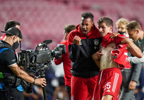 Final Football UEFA Champions League FC BAYERN MUENCHEN - PARIS ST. GERMAIN (PSG) Lisbon, Lissabon, Portugal, 23rd August 2020. Schlussjubel: Jerome Boateng (Muenchen), Thomas Mueller (Muenchen) in TV Kamera in the final match UEFA Champions League, final tournament FC BAYERN MUENCHEN - PARIS ST. GERMAIN (PSG) in season 2019 2020, FCB, Photographer: Peter Schatz Pool - UEFA REGULATIONS PROHIBIT ANY USE OF PHOTOGRAPHS as IMAGE SEQUENCES and or QUASI-VIDEO - National and international News-Agencies OUT Editorial Use ONLY Lisbon Estadio da Luz de Benfica Portugal