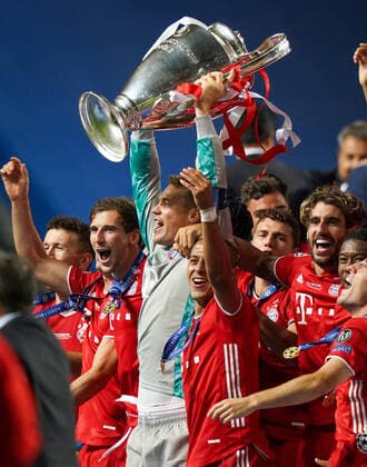 Final Football UEFA Champions League FC BAYERN MUENCHEN - PARIS ST. GERMAIN (PSG) Lisbon, Lissabon, Portugal, 23rd August 2020. Siegerehrung: Torwart Manuel Neuer (Muenchen) mit Pokal, Leon Goretzka (Muenchen), Thiago (Muenchen) in the final match UEFA Champions League, final tournament FC BAYERN MUENCHEN - PARIS ST. GERMAIN (PSG) in season 2019 2020, FCB, Photographer: Peter Schatz Pool - UEFA REGULATIONS PROHIBIT ANY USE OF PHOTOGRAPHS as IMAGE SEQUENCES and or QUASI-VIDEO - National and international News-Agencies OUT Editorial Use ONLY Lisbon Estadio da Luz de Benfica Portugal