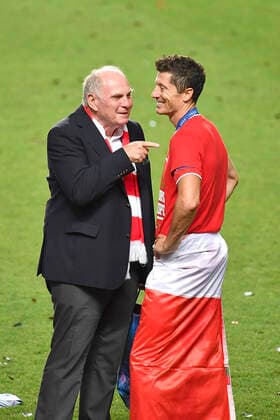 Fussball Champions League Finale Paris St. Germain - Bayern Muenchen Siegerehrung, Uli HOENESS (Ehrenpraesident, M) mit Robert LEWANDOWSKI r. (M) Fussball Champions League, Finale, Paris St. Germain (PSG) - FC Bayern Muenchen (M), am 23.08.2020 im Estadio da Luz in Lissabon Portugal. FOTO: Frank Hoermann SVEN SIMON Pool NO use of any use photographs as image sequences and or quasi-video Editorial Use ONLY National and International News Agencies OUT Lissabon Estadio da Luz Portugal