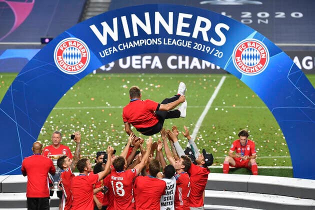 Fussball Champions League Finale Paris St. Germain - Bayern Muenchen Siegerehrung, die Spieler werfen Trainer Hans-Dieter Hansi FLICK (M) in die Luft Fussball Champions League, Finale, Paris St. Germain (PSG) - FC Bayern Muenchen (M), am 23.08.2020 im Estadio da Luz in Lissabon Portugal. FOTO: Frank Hoermann SVEN SIMON Pool NO use of any use photographs as image sequences and or quasi-video Editorial Use ONLY National and International News Agencies OUT Lissabon Estadio da Luz Portugal
