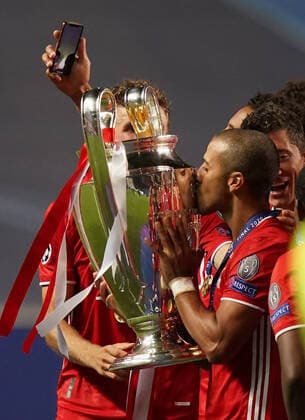 Final Football UEFA Champions League FC BAYERN MUENCHEN - PARIS ST. GERMAIN (PSG) Lisbon, Lissabon, Portugal, 23rd August 2020. Siegerehrung: Thiago (Muenchen) küsst Pokal in the final match UEFA Champions League, final tournament FC BAYERN MUENCHEN - PARIS ST. GERMAIN (PSG) in season 2019 2020, FCB, Photographer: Peter Schatz Pool - UEFA REGULATIONS PROHIBIT ANY USE OF PHOTOGRAPHS as IMAGE SEQUENCES and or QUASI-VIDEO - National and international News-Agencies OUT Editorial Use ONLY Lisbon Estadio da Luz de Benfica Portugal