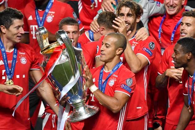 Fussball Champions League Finale Paris St. Germain - Bayern Muenchen Siegerehrung, THIAGO (M) mit Pokal, Fussball Champions League, Finale, Paris St. Germain (PSG) - FC Bayern Muenchen (M), am 23.08.2020 im Estadio da Luz in Lissabon Portugal. FOTO: Frank Hoermann SVEN SIMON Pool NO use of any use photographs as image sequences and or quasi-video Editorial Use ONLY National and International News Agencies OUT Lissabon Estadio da Luz Portugal