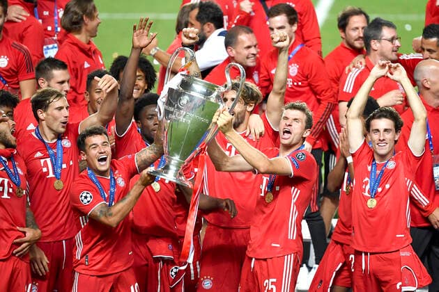 Fussball Champions League Finale Paris St. Germain - Bayern Muenchen Siegerehrung, Philippe COUTINHO l. (M) und Thomas MUELLER (Müller, M) mit Pokal, Fussball Champions League, Finale, Paris St. Germain (PSG) - FC Bayern Muenchen (M), am 23.08.2020 im Estadio da Luz in Lissabon Portugal. FOTO: Frank Hoermann SVEN SIMON Pool NO use of any use photographs as image sequences and or quasi-video Editorial Use ONLY National and International News Agencies OUT Lissabon Estadio da Luz Portugal