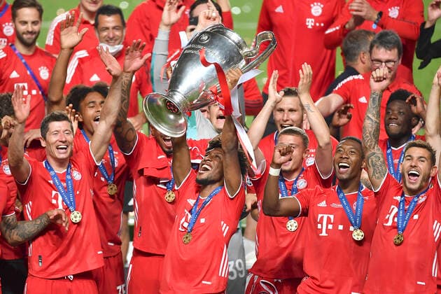 Fussball Champions League Finale Paris St. Germain - Bayern Muenchen Siegerehrung, Kingsley COMAN (M) mit Pokal, Fussball Champions League, Finale, Paris St. Germain (PSG) - FC Bayern Muenchen (M), am 23.08.2020 im Estadio da Luz in Lissabon Portugal. FOTO: Frank Hoermann SVEN SIMON Pool NO use of any use photographs as image sequences and or quasi-video Editorial Use ONLY National and International News Agencies OUT Lissabon Estadio da Luz Portugal