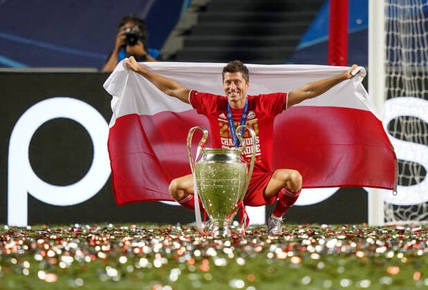 Final Football UEFA Champions League FC BAYERN MUENCHEN - PARIS ST. GERMAIN (PSG) Lisbon, Lissabon, Portugal, 23rd August 2020. Siegerehrung: Robert Lewandowski (Muenchen) mit Pokal und polnischer Flagge in the final match UEFA Champions League, final tournament FC BAYERN MUENCHEN - PARIS ST. GERMAIN (PSG) in season 2019 2020, FCB, Photographer: Peter Schatz Pool - UEFA REGULATIONS PROHIBIT ANY USE OF PHOTOGRAPHS as IMAGE SEQUENCES and or QUASI-VIDEO - National and international News-Agencies OUT Editorial Use ONLY Lisbon Estadio da Luz de Benfica Portugal