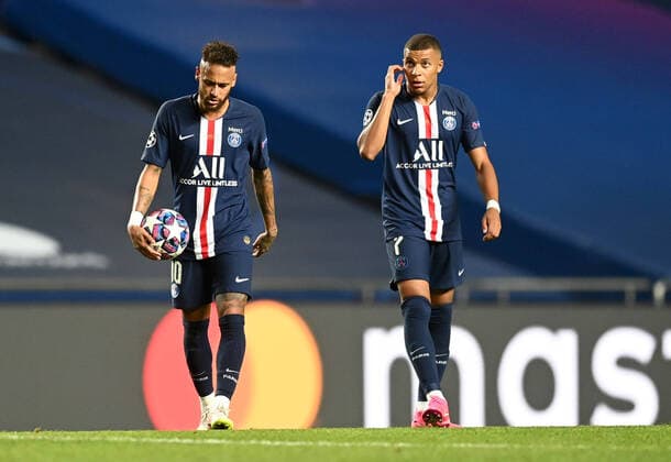 FOOTBALL : Paris Saint Germain vs Bayern Munich - Finale - UEFA Ligue des Champions - 23 08 2020 LISBON, PORTUGAL - AUGUST 23: Neymar and Kylian Mbappe of Paris Saint-Germain look dejected after conceding during the UEFA Champions League Final match between Paris Saint-Germain and Bayern Munich at Estadio do Lisboa e Benfica on August 23, 2020 in Lisbon, Portugal. Lisbonne Portugal