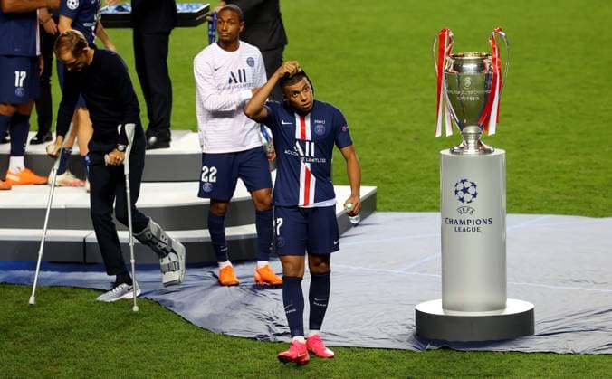FOOTBALL : Paris Saint Germain vs Bayern Munich - Finale - UEFA Ligue des Champions - 23 08 2020 LISBON, PORTUGAL - AUGUST 23: Kylian Mbappe of Paris Saint-Germain removes his runners up medal as he leaves the pitch following during the UEFA Champions League Final match between Paris Saint-Germain and Bayern Munich at Estadio do Lisboa e Benfica on August 23, 2020 in Lisbon, Portugal. Lisbonne Portugal