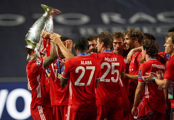 Sport Themen der Woche KW34 Final Football UEFA Champions League FC BAYERN MUENCHEN - PARIS ST. GERMAIN (PSG) Lisbon, Lissabon, Portugal, 23rd August 2020. Siegerehrung: Lucas Hernandez (Muenchen) steckt Kopf in Pokal in the final match UEFA Champions League, final tournament FC BAYERN MUENCHEN - PARIS ST. GERMAIN (PSG) in season 2019 2020, FCB, Photographer: Peter Schatz Pool - UEFA REGULATIONS PROHIBIT ANY USE OF PHOTOGRAPHS as IMAGE SEQUENCES and or QUASI-VIDEO - National and international News-Agencies OUT Editorial Use ONLY Lisbon Estadio da Luz de Benfica Portugal