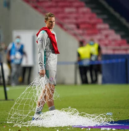Final Football UEFA Champions League FC BAYERN MUENCHEN - PARIS ST. GERMAIN (PSG) Lisbon, Lissabon, Portugal, 23rd August 2020. Schlussjubel: Torwart Manuel Neuer (Muenchen) sichert sich Tornetz in the final match UEFA Champions League, final tournament FC BAYERN MUENCHEN - PARIS ST. GERMAIN (PSG) in season 2019 2020, FCB, Photographer: Peter Schatz Pool - UEFA REGULATIONS PROHIBIT ANY USE OF PHOTOGRAPHS as IMAGE SEQUENCES and or QUASI-VIDEO - National and international News-Agencies OUT Editorial Use ONLY Lisbon Estadio da Luz de Benfica Portugal
