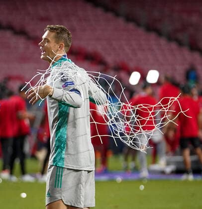 Final Football UEFA Champions League FC BAYERN MUENCHEN - PARIS ST. GERMAIN (PSG) Lisbon, Lissabon, Portugal, 23rd August 2020. Schlussjubel: Torwart Manuel Neuer (Muenchen) sichert sich Tornetz in the final match UEFA Champions League, final tournament FC BAYERN MUENCHEN - PARIS ST. GERMAIN (PSG) in season 2019 2020, FCB, Photographer: Peter Schatz Pool - UEFA REGULATIONS PROHIBIT ANY USE OF PHOTOGRAPHS as IMAGE SEQUENCES and or QUASI-VIDEO - National and international News-Agencies OUT Editorial Use ONLY Lisbon Estadio da Luz de Benfica Portugal