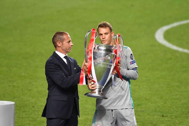 Fussball Champions League Finale Paris St. Germain - Bayern Muenchen Siegerehrung, Torwart Manuel NEUER r. (M) bekommt den Pokal von Aleksander CEFERIN (UEFA Praesident) Fussball Champions League, Finale, Paris St. Germain (PSG) - FC Bayern Muenchen (M), am 23.08.2020 im Estadio da Luz in Lissabon Portugal. FOTO: Frank Hoermann SVEN SIMON Pool NO use of any use photographs as image sequences and or quasi-video Editorial Use ONLY National and International News Agencies OUT Lissabon Estadio da Luz Portugal