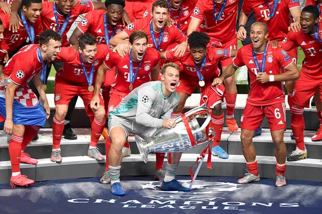 Fussball Champions League Finale Paris St. Germain - Bayern Muenchen Siegerehrung, Jubel Team M um Torwart Manuel NEUER (M) mit Pokal, Fussball Champions League, Finale, Paris St. Germain (PSG) - FC Bayern Muenchen (M), am 23.08.2020 im Estadio da Luz in Lissabon Portugal. FOTO: Frank Hoermann SVEN SIMON Pool NO use of any use photographs as image sequences and or quasi-video Editorial Use ONLY National and International News Agencies OUT Lissabon Estadio da Luz Portugal