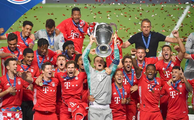 Fussball Champions League Finale Paris St. Germain - Bayern Muenchen Siegerehrung, Jubel Team M um Torwart Manuel NEUER (M) mit Pokal, Fussball Champions League, Finale, Paris St. Germain (PSG) - FC Bayern Muenchen (M), am 23.08.2020 im Estadio da Luz in Lissabon Portugal. FOTO: Frank Hoermann SVEN SIMON Pool NO use of any use photographs as image sequences and or quasi-video Editorial Use ONLY National and International News Agencies OUT Lissabon Estadio da Luz Portugal