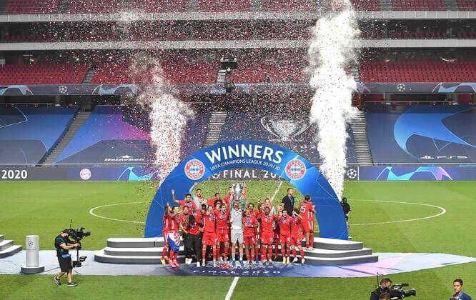 Fussball Champions League Finale Paris St. Germain - Bayern Muenchen Siegerehrung, Jubel Team M um Torwart Manuel NEUER (M) mit Pokal, Fussball Champions League, Finale, Paris St. Germain (PSG) - FC Bayern Muenchen (M), am 23.08.2020 im Estadio da Luz in Lissabon Portugal. FOTO: Frank Hoermann SVEN SIMON Pool NO use of any use photographs as image sequences and or quasi-video Editorial Use ONLY National and International News Agencies OUT Lissabon Estadio da Luz Portugal