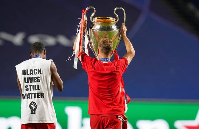 Final Football UEFA Champions League FC BAYERN MUENCHEN - PARIS ST. GERMAIN (PSG) Lisbon, Lissabon, Portugal, 23rd August 2020. Schlussjubel: Joshua Kimmich (Muenchen) mit Pokal und David Alaba (Muenchen) mit politischer Botschaft BLACK LIVES STILL MATTER auf dem T-Shirt in the final match UEFA Champions League, final tournament FC BAYERN MUENCHEN - PARIS ST. GERMAIN (PSG) in season 2019 2020, FCB, Photographer: Peter Schatz Pool - UEFA REGULATIONS PROHIBIT ANY USE OF PHOTOGRAPHS as IMAGE SEQUENCES and or QUASI-VIDEO - National and international News-Agencies OUT Editorial Use ONLY Lisbon Estadio da Luz de Benfica Portugal