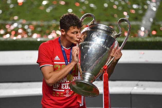 Fussball Champions League Finale Paris St. Germain - Bayern Muenchen Siegerehrung, Benjamin PAVARD (M) mit Pokal Fussball Champions League, Finale, Paris St. Germain (PSG) - FC Bayern Muenchen (M), am 23.08.2020 im Estadio da Luz in Lissabon Portugal. FOTO: Frank Hoermann SVEN SIMON Pool NO use of any use photographs as image sequences and or quasi-video Editorial Use ONLY National and International News Agencies OUT Lissabon Estadio da Luz Portugal