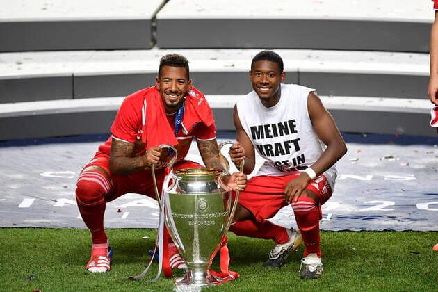 Fussball Champions League Finale Paris St. Germain - Bayern Muenchen Siegerehrung, v.l. Jerome BOATENG (M), David ALABA (M) mit Pokal Fussball Champions League, Finale, Paris St. Germain (PSG) - FC Bayern Muenchen (M), am 23.08.2020 im Estadio da Luz in Lissabon Portugal. FOTO: Frank Hoermann SVEN SIMON Pool NO use of any use photographs as image sequences and or quasi-video Editorial Use ONLY National and International News Agencies OUT Lissabon Estadio da Luz Portugal