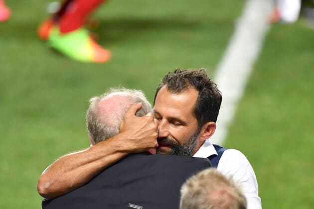 Sport Themen der Woche KW34 Fussball Champions League Finale Paris St. Germain - Bayern Muenchen Hasan SALIHAMIDZIC r. (Vorstandsmitglied, M) umarmt Uli HOENESS (Ehrenpraesident, M) Fussball Champions League, Finale, Paris St. Germain (PSG) - FC Bayern Muenchen (M), am 23.08.2020 im Estadio da Luz in Lissabon Portugal. FOTO: Frank Hoermann SVEN SIMON Pool NO use of any use photographs as image sequences and or quasi-video Editorial Use ONLY National and International News Agencies OUT Lissabon Estadio da Luz Portugal