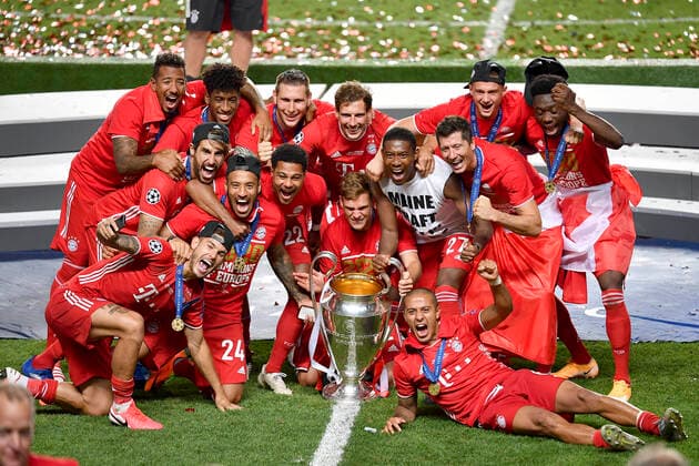 Fussball Champions League Finale Paris St. Germain - Bayern Muenchen Siegerehrung, Team M mit Pokal, Mannschaft Fussball Champions League, Finale, Paris St. Germain (PSG) - FC Bayern Muenchen (M), am 23.08.2020 im Estadio da Luz in Lissabon Portugal. FOTO: Frank Hoermann SVEN SIMON Pool NO use of any use photographs as image sequences and or quasi-video Editorial Use ONLY National and International News Agencies OUT Lissabon Estadio da Luz Portugal