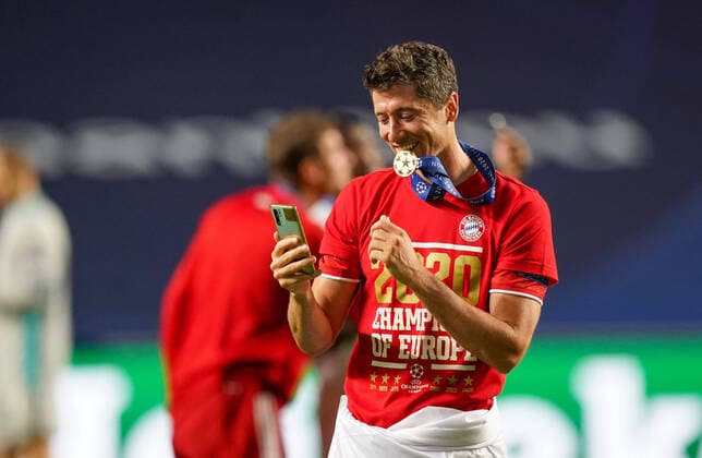 Final Football UEFA Champions League FC BAYERN MUENCHEN - PARIS ST. GERMAIN (PSG) Lisbon, Lissabon, Portugal, 23rd August 2020. Siegerehrung: Robert Lewandowski (Muenchen) beisst in Medaille in the final match UEFA Champions League, final tournament FC BAYERN MUENCHEN - PARIS ST. GERMAIN (PSG) in season 2019 2020, FCB, Photographer: Peter Schatz Pool - UEFA REGULATIONS PROHIBIT ANY USE OF PHOTOGRAPHS as IMAGE SEQUENCES and or QUASI-VIDEO - National and international News-Agencies OUT Editorial Use ONLY Lisbon Estadio da Luz de Benfica Portugal