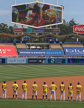 Bilder des Jahres 2020, Sport 08 August Sport Themen der Woche KW34 August 23, 2020, Los Angeles, California, USA: The Los Angeles Dodgers players and coaches wear Kobe Bryant s (24) and (8) game shirt to honor the memories of Kobe and Gianna Bryant prior to their game against the Colorado Rockies on Sunday August 23, 2020 at Dodger Stadium in Los Angeles, California. JAVIER ROJAS PI Los Angeles USA - ZUMAp124 20200823_zaa_p124_043 Copyright: xJavierxRojasx