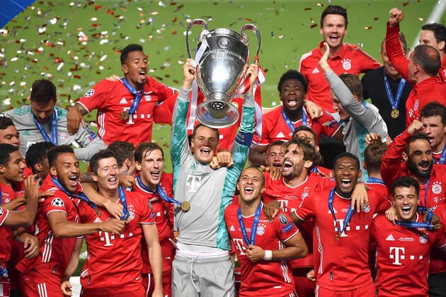 Fussball Champions League Finale Paris St. Germain - Bayern Muenchen Siegerehrung, Jubel Team M und Torwart Manuel NEUER (M) mit Pokal Fussball Champions League, Finale, Paris St. Germain (PSG) - FC Bayern Muenchen (M), am 23.08.2020 im Estadio da Luz in Lissabon Portugal. FOTO: Frank Hoermann SVEN SIMON Pool NO use of any use photographs as image sequences and or quasi-video Editorial Use ONLY National and International News Agencies OUT Lissabon Estadio da Luz Portugal