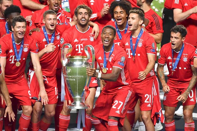 Fussball Champions League Finale Paris St. Germain - Bayern Muenchen Siegerehrung, Jubel Team M und David ALABA (M) mit Pokal Fussball Champions League, Finale, Paris St. Germain (PSG) - FC Bayern Muenchen (M), am 23.08.2020 im Estadio da Luz in Lissabon Portugal. FOTO: Frank Hoermann SVEN SIMON Pool NO use of any use photographs as image sequences and or quasi-video Editorial Use ONLY National and International News Agencies OUT Lissabon Estadio da Luz Portugal