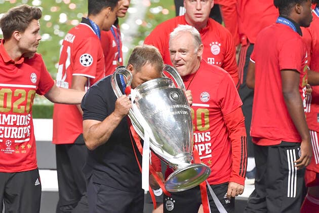 Fussball Champions League Finale Paris St. Germain - Bayern Muenchen Siegerehrung, Trainer Hans-Dieter Hansi FLICK (M) sieht sich den Pokal genau an, r. Co-Trainer Hermann GERLAND (M). Fussball Champions League, Finale, Paris St. Germain (PSG) - FC Bayern Muenchen (M), am 23.08.2020 im Estadio da Luz in Lissabon Portugal. FOTO: Frank Hoermann SVEN SIMON Pool NO use of any use photographs as image sequences and or quasi-video Editorial Use ONLY National and International News Agencies OUT Lissabon Estadio da Luz Portugal