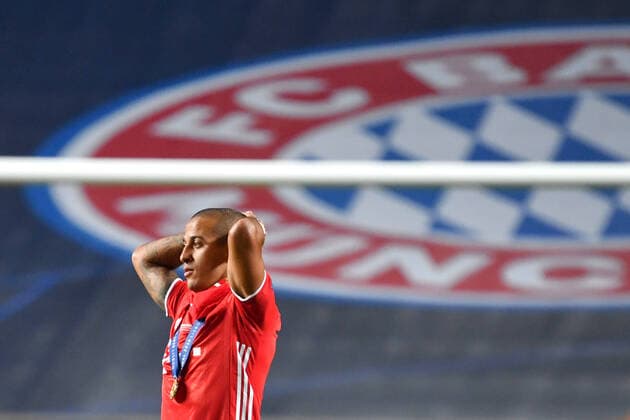 Fussball Champions League Finale Paris St. Germain - Bayern Muenchen 0-1 Thiago ALCANTARA (Bayern Muenchen) kommt ins Gruebeln nach Siegerehrung, Fussball Champions League, Finale, Paris St. Germain (PSG)-FC Bayern Muenchen (M) 0-1 am 23.08.2020 im Estadio da Luz in Lissabon Portugal. FOTO: Frank Hoermann SVEN SIMON Pool NO use of any use photographs as image sequences and or quasi-video Editorial Use ONLY National and International News Agencies OUT Lissabon Estadio da Luz Portugal